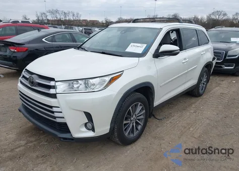 2019 Toyota Highlander Xle z USA, uszkodzony, nr VIN 5TDJZRFH8KS589987